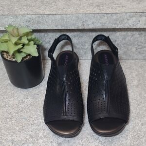 Aravon Women's Black Sandals